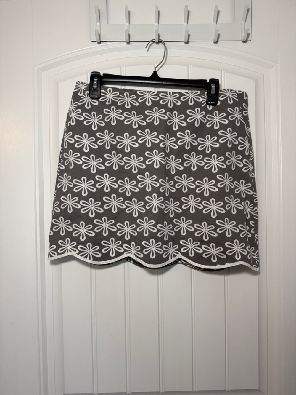 Golftini Flower Power Women’s Gray Floral Scalloped Golf Skort Size 10